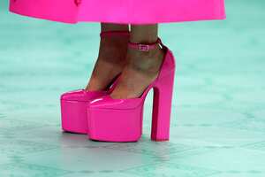 LOS ANGELES, CALIFORNIA - JUNE 15: Maya Rudolph, shodetail, attends the premiere of the Apple TV+ comedy "Loot" at DGA Theater Complex on June 15, 2022 in Los Angeles, California. (Photo by Amy Sussman/Getty Images)