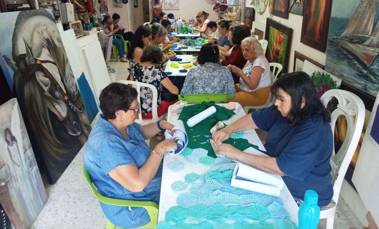 En el Taller de Amelia, en Cali, a diario se encuentran tejedoras de las ciudad para tener listo el mapamundi que anhelan exhibir en el corazón de la Cop16, el Centro de Eventos Valle del Pacífico.