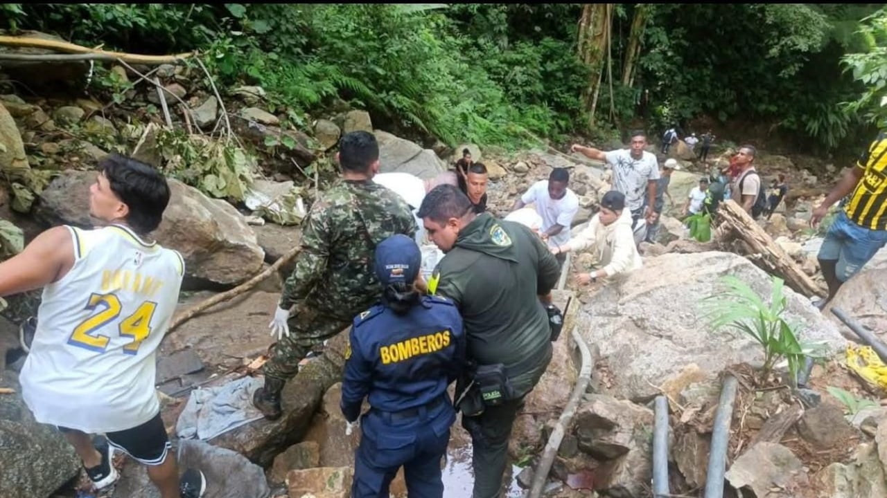 Labores de rescate de los heridos y de recuperación de los cuerpos de los estudiantes del Liceo Antioqueño en Remedios, Antioquia.