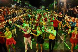 Propios y visitantes disfrutaron del desfile inaugural de la Feria de Cali 2019, en el que miles de bailarines de salsa se vistieron de gala y mostraron sus mejores pasos.