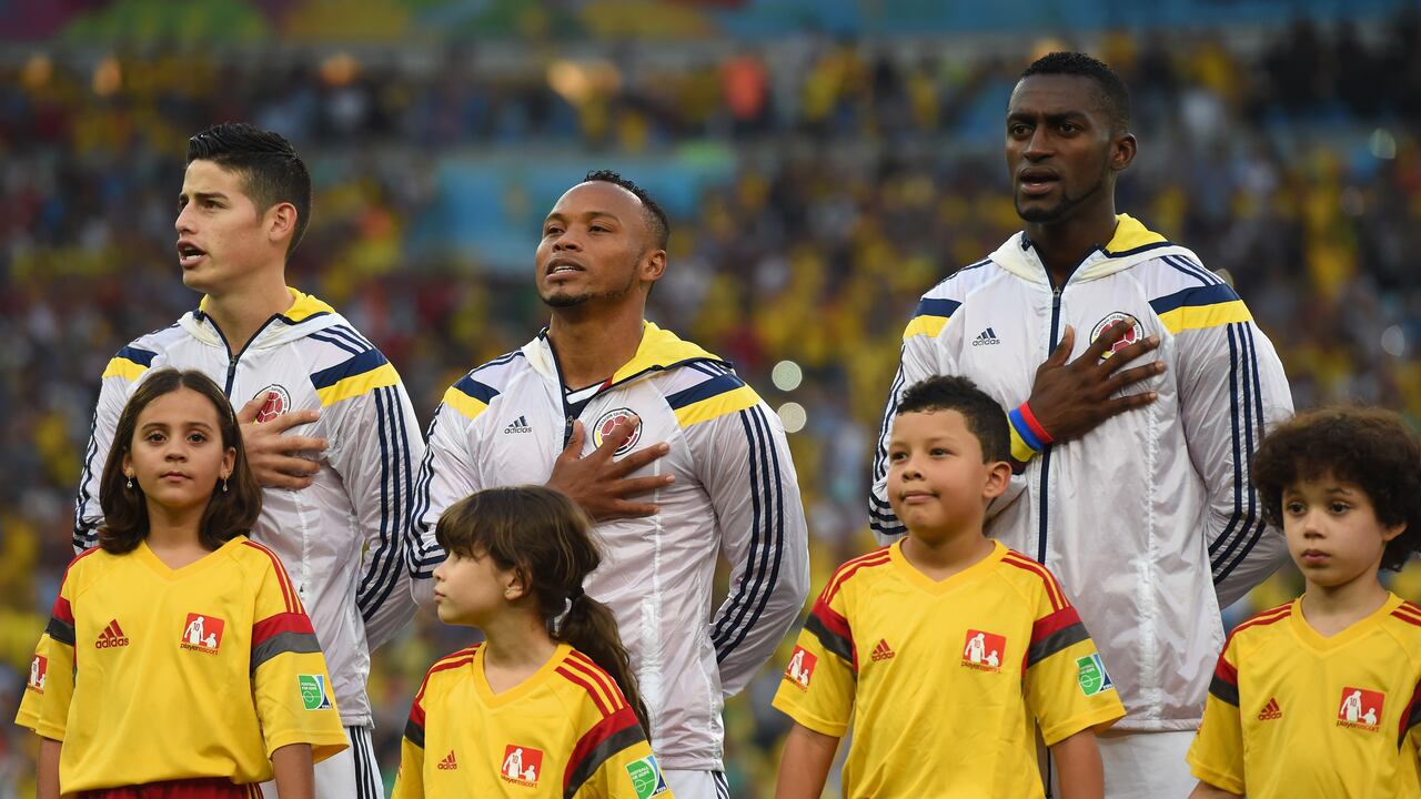 James Rodríguez, Juan Camilo Zúñiga y Jackson Martínez de Colombia cantan el Himno Nacional antes del partido de octavos de final de la Copa Mundial de la FIFA Brasil 2014 entre Colombia y Uruguay en el Maracaná el 28 de junio de 2014 en Río de Janeiro, Brasil. (Foto de Matthias Hangst/Getty Images)