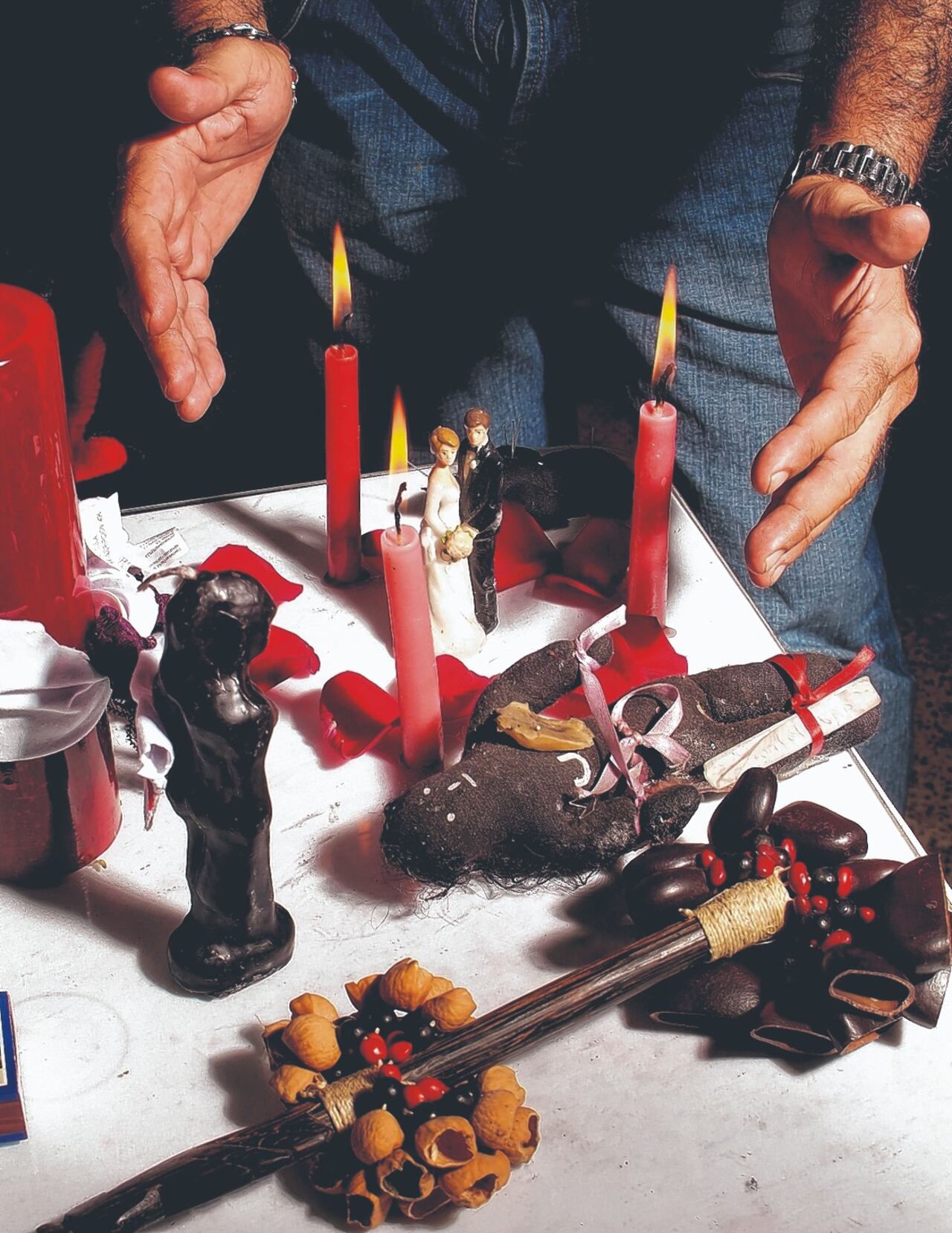 Ir al brujo , explica el sociólogo Carlos Charry, es una deformación que las poblaciones mestizas y campesinas hicieron de los chamanes y de los hombres de conocimiento de los indígenas.