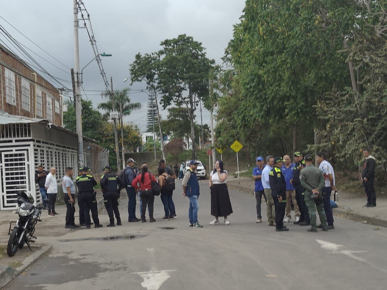 El ataque contra la patrulla policial generó temor entre los residentes del sector, quienes escucharon las detonaciones en la madrugada.