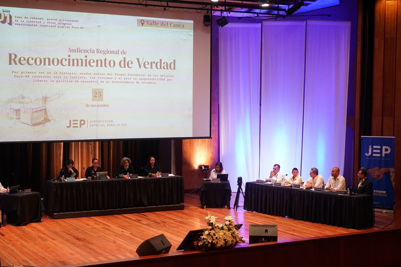 Ex comandantes de las FARC en el sur occidente Colombiano declaran frente a sus víctimas en la audiencia regional de declaración de la verdad en la Universidad Javeriana en Cali.