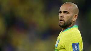 Dani Alves vistiendo los colores de la Selección de Brasil.