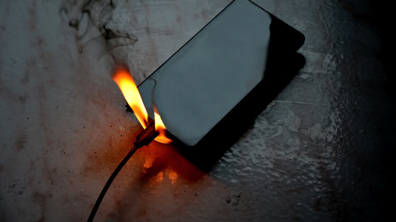 Esta práctica podría afectar la durabilidad de la batería y, en algunos casos, aumentar riesgos relacionados con el sobrecalentamiento.