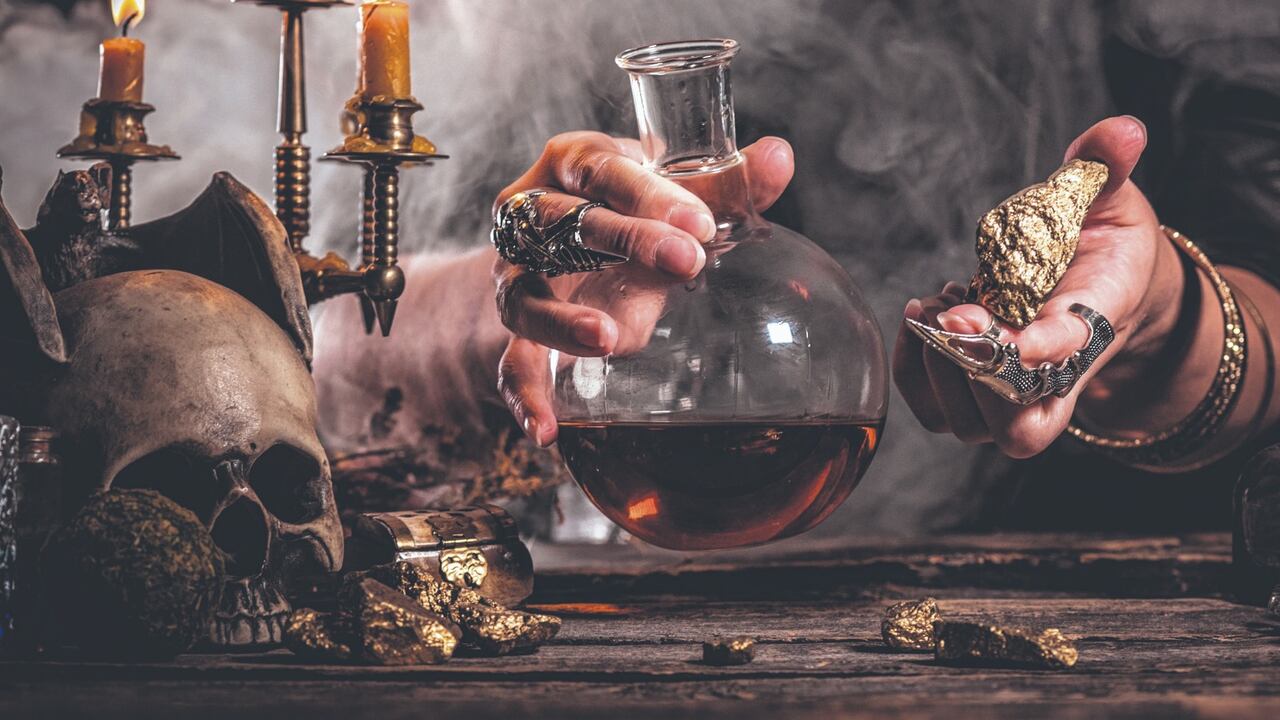 Hoy en día, la brujería se practica en diversas formas y tiene un significado distinto para diferentes personas. Algunos la consideran una religión pagana, mientras que otros la ven como una forma de conexión con la naturaleza o una expresión individual de espiritualidad.