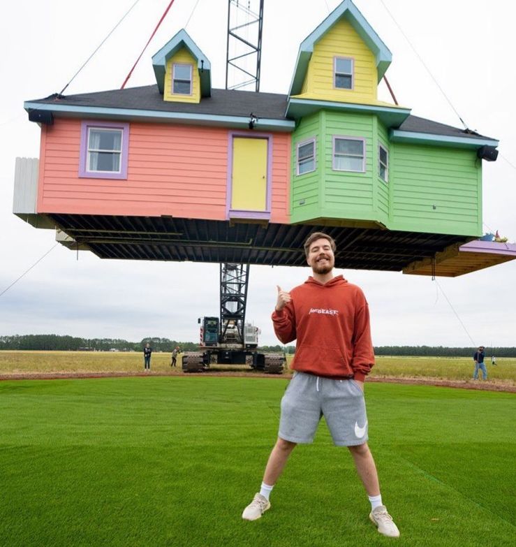 En uno de sus primeros videos virales, MrBeast se sentó en una silla de su habitación y contó hasta 100.000. El truco le tomó 40 horas. Hoy hace todo tipo de retos.