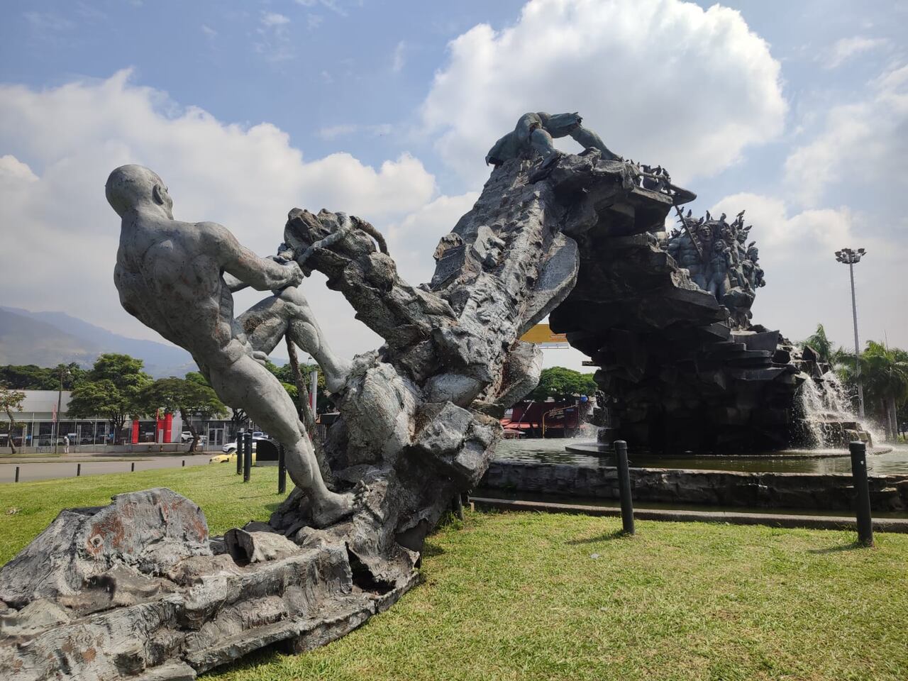 En la mañana de este jueves el monumento amaneció fracturado en dos. Foto: Jorge Orozco / El País
