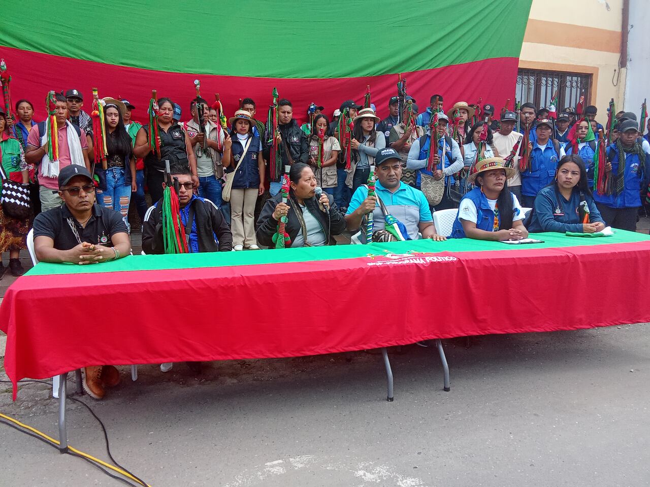 Luego del asesinato de varios líderes indígenas en el Cauca, la guardia adelantó un platón en Popayán para denunciar lo que consideran un etnocidio o genocidio contra sus comunidades.