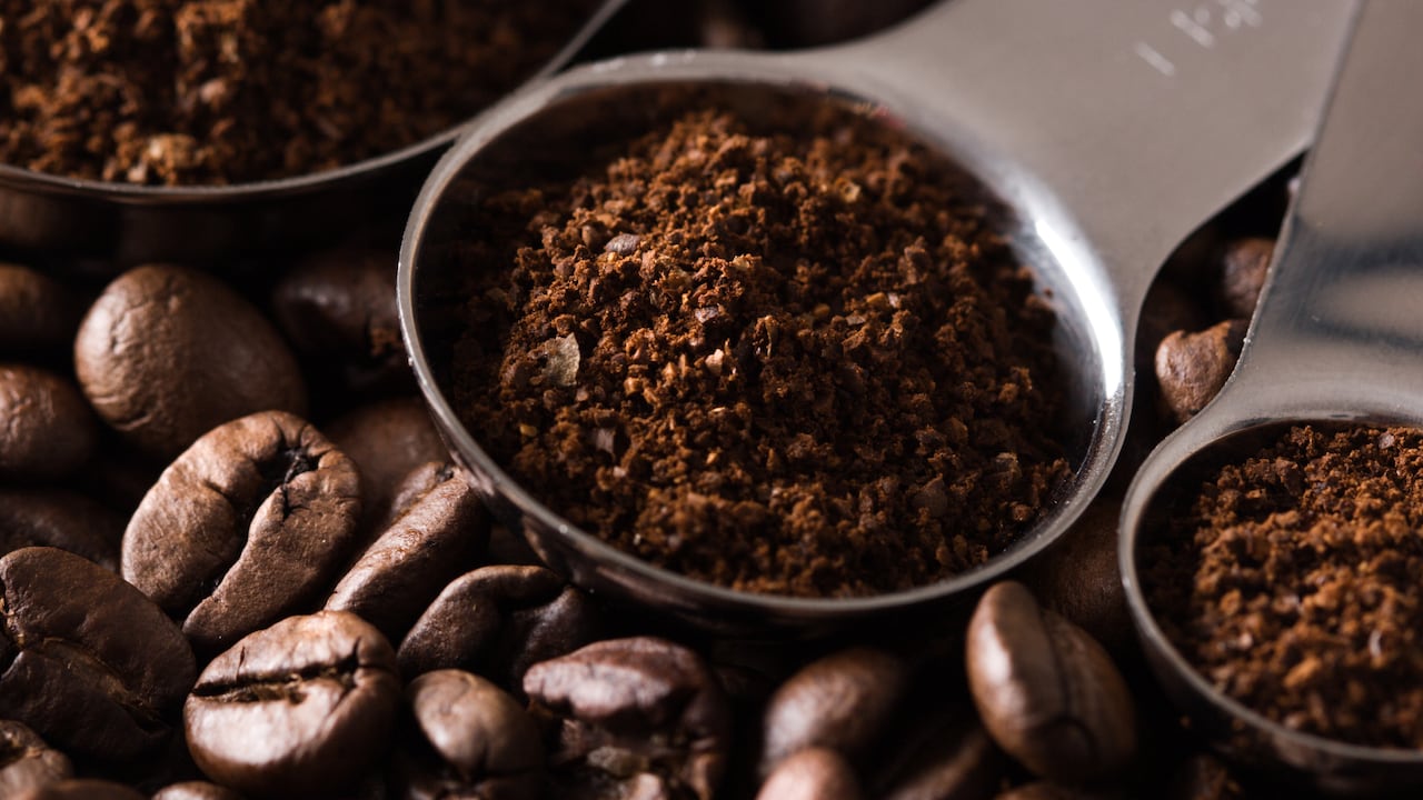 Conozca el poder del café y el bicarbonato como solución casera para aromatizar un automóvil. Transforme su carro en un oasis de frescura con este ingenioso truco.