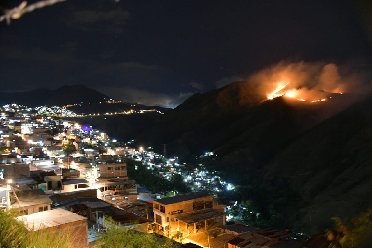 Así se ve el incendio forestal en la zona rural de Cali.