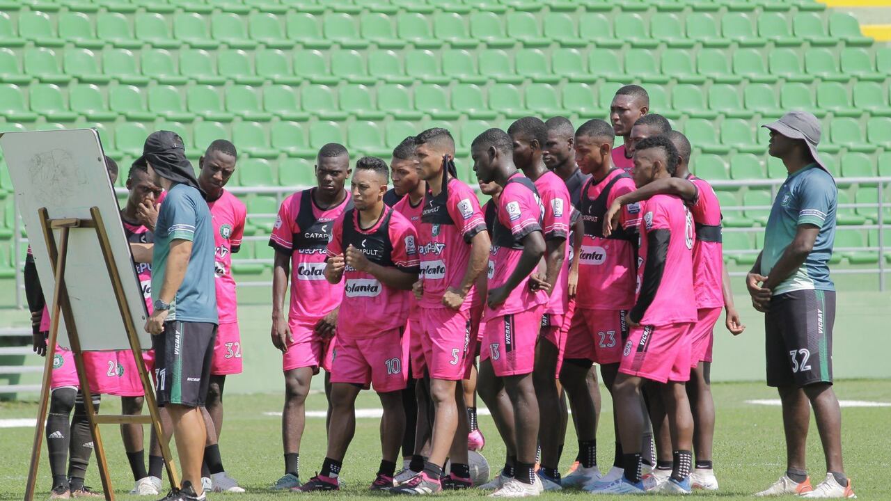 Jugadores del Valledupar FC entrenan en la sede deportiva