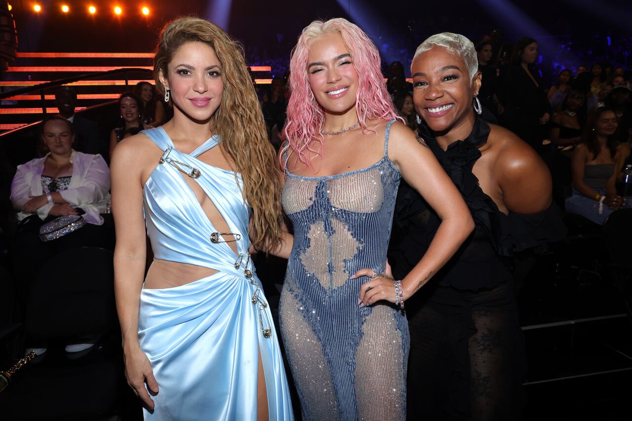 Shakira y Karol G asisten a los MTV Video Music Awards 2023 en Prudential Center el 12 de septiembre de 2023 en Newark, Nueva Jersey. (Foto de Kevin Mazur/Getty Images para MTV)