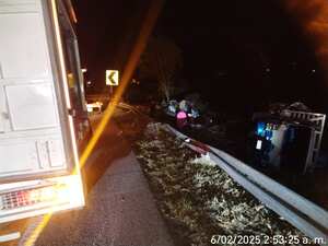 Este fue el vehículo que se volcó y terminó a un costado de la vía.