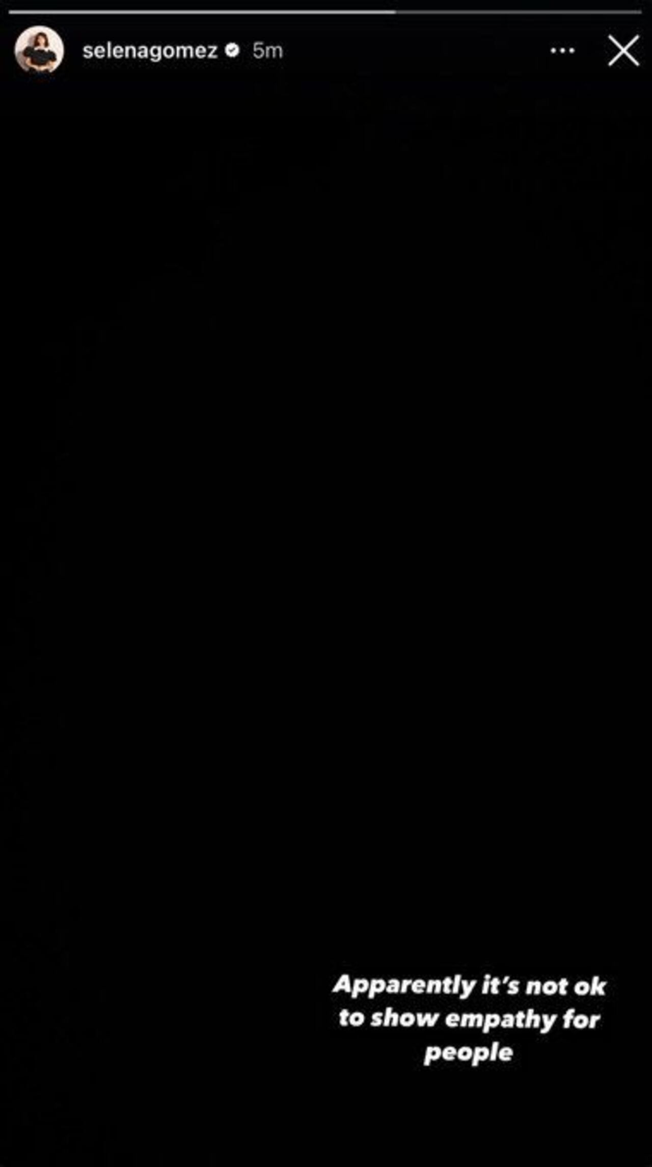 En otra historia, la cantante respondió a las críticas "aparentemente no está bien mostrar empatía por la gente".
