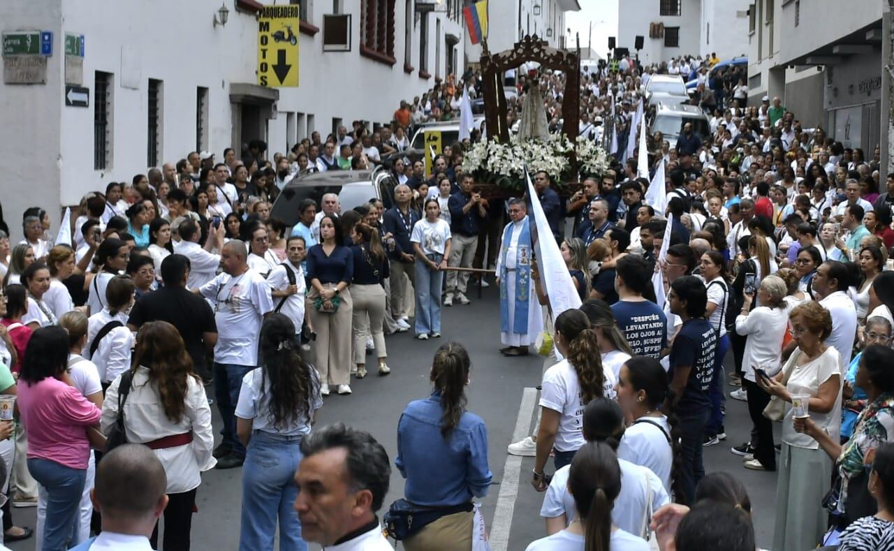 Miles de caleños acompañaron la procesión en celebración del Día de la Virgen de Fátima.