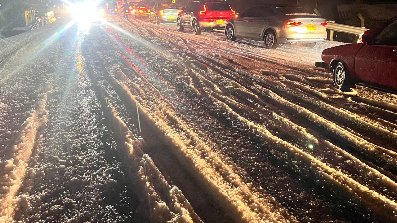 Así se ve la vía Bogotá-La Calera en la noche de este 24 de marzo.