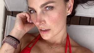 La actriz Juliana Galvis en vestido de baño, pasa vacaciones junto a su familia.