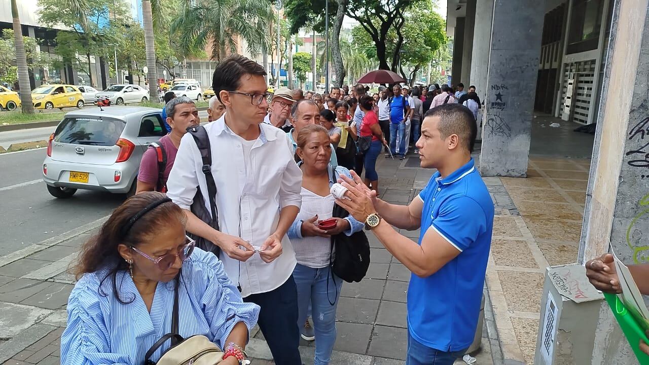 Largas filas Disfarma Cali 25 de marzo 2025.