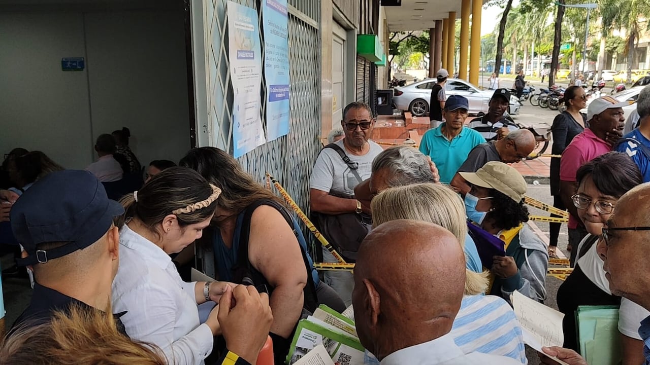 Largas filas Disfarma Cali 25 de marzo 2025.