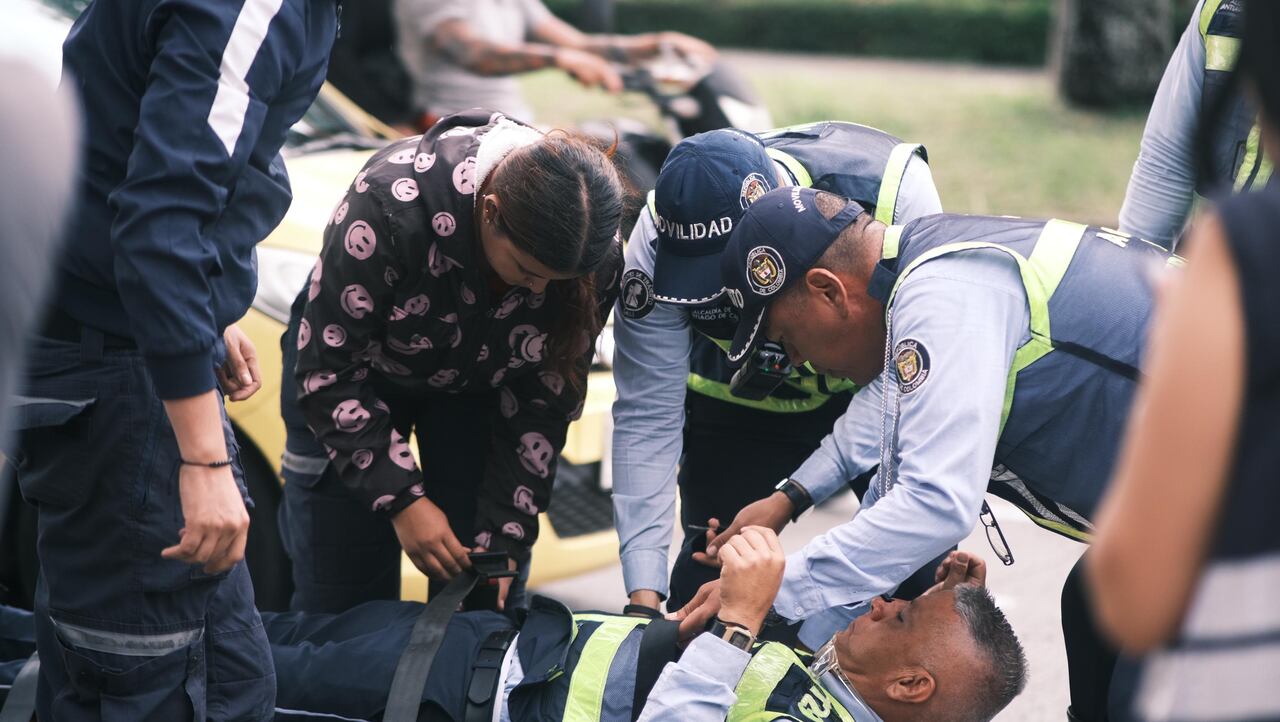 Motociclista sin documentos arrolló a agente de tránsito en operativo en Cali.