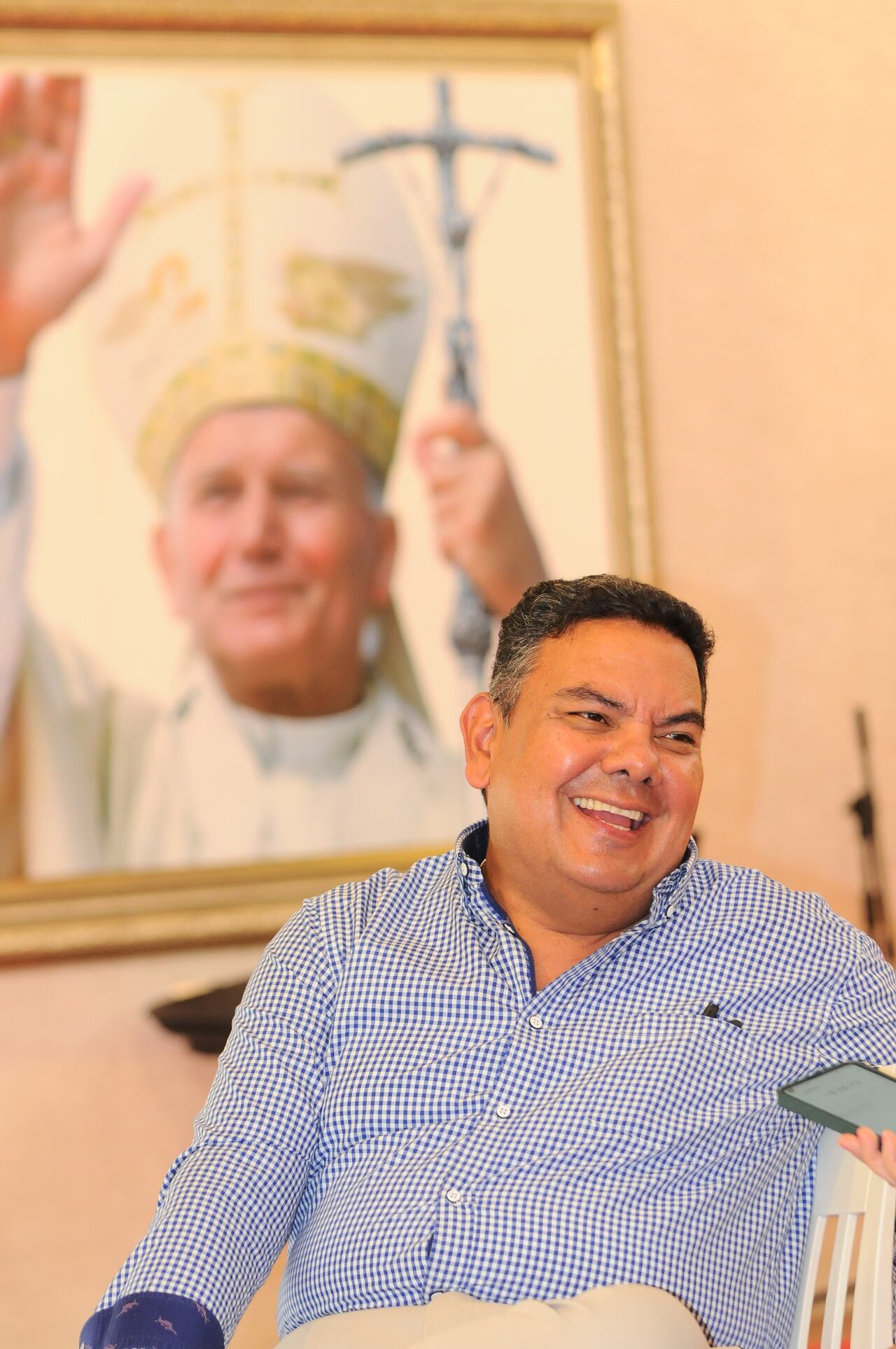 Cali: Informe domingo: Padres "taquilleros" Padre Oscar de la Vega, parroquia Juan Pablo II, Valle de Lili. foto José L Guzmán. El País. Julio 15-23