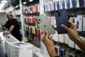 Un hombre palestino sostiene el nuevo iPhone 15 de Apple en una tienda de teléfonos móviles en la ciudad de Gaza, el 25 de septiembre de 2023. (Foto de Majdi Fathi/NurPhoto vía Getty Images)
