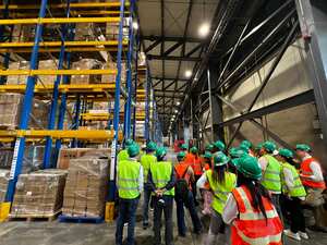 Los empresarios que usan el puerto para importar y exportar sus productos conocieron en detalle cómo son los procesos de funcionamiento en este lugar. Foto: Cortesía Invest Pacific para El País