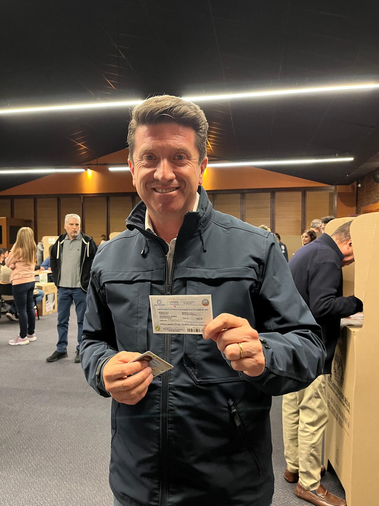 Candidato a la Alcaldía de Bogotá Diego Molano ejerce su derecho al voto