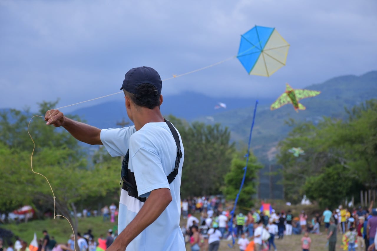 Festival departamental de cometas "paraíso de todos". Este festival se realiza en el municipio de cerrito en la hacienda el paraíso.
