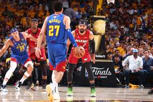 DENVER, CO - 1 DE JUNIO: Gabe Vincent #2 del Miami Heat juega a la defensa durante el Juego Uno de las Finales de la NBA de 2023 contra Jamal Murray #27 de los Denver Nuggets el 1 de junio de 2023 en el Ball Arena en Denver, Colorado. NOTA PARA EL USUARIO: El usuario reconoce y acepta expresamente que, al descargar y/o usar esta Fotografía, acepta los términos y condiciones del Acuerdo de licencia de Getty Images. Aviso obligatorio de derechos de autor: Copyright 2023 NBAE Nathaniel S. Butler/NBAE a través de Getty Images/AFP (Foto de Nathaniel S. Butler / NBAE / Getty Images / Getty Images a través de AFP)