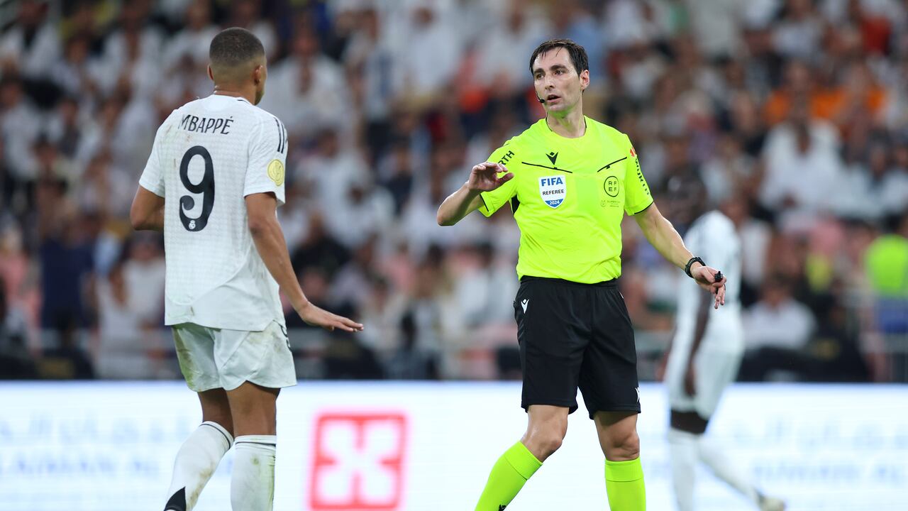 JEDDAH, SAUDI ARABIA - JANUARY 09: Referee Ricardo de Burgos Bengoetxea speaks with Kylian Mbappe of Real Madrid during the Spanish Super Cup Semi-Final match between Real Madrid and RCD Mallorca at King Abdullah Sports City on January 09, 2025 in Jeddah, Saudi Arabia. (Photo by Yasser Bakhsh/Getty Images)