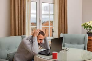 Guía práctica para arreglar un computador portátil que se apaga repentinamente