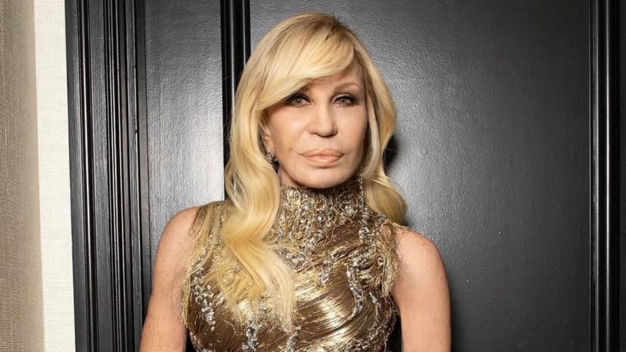 Más allá de las pasarelas, Donatella Versace se ha convertido un símbolo de creatividad y autenticidad.
