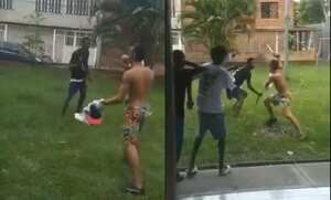 En video quedó registrado el momento en que dos jóvenes se enfrentan a cuchillo.
Foto: Tomado del video en redes sociales.