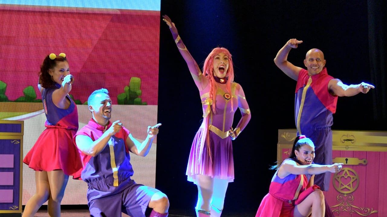 Luli Pampín tiene más de 16 millones de suscriptores en YouTube, 11 mil millones de visitas y dos millones de seguidores en otras redes sociales. Sus fans aprenden y juegan con sus dinámicas canciones.