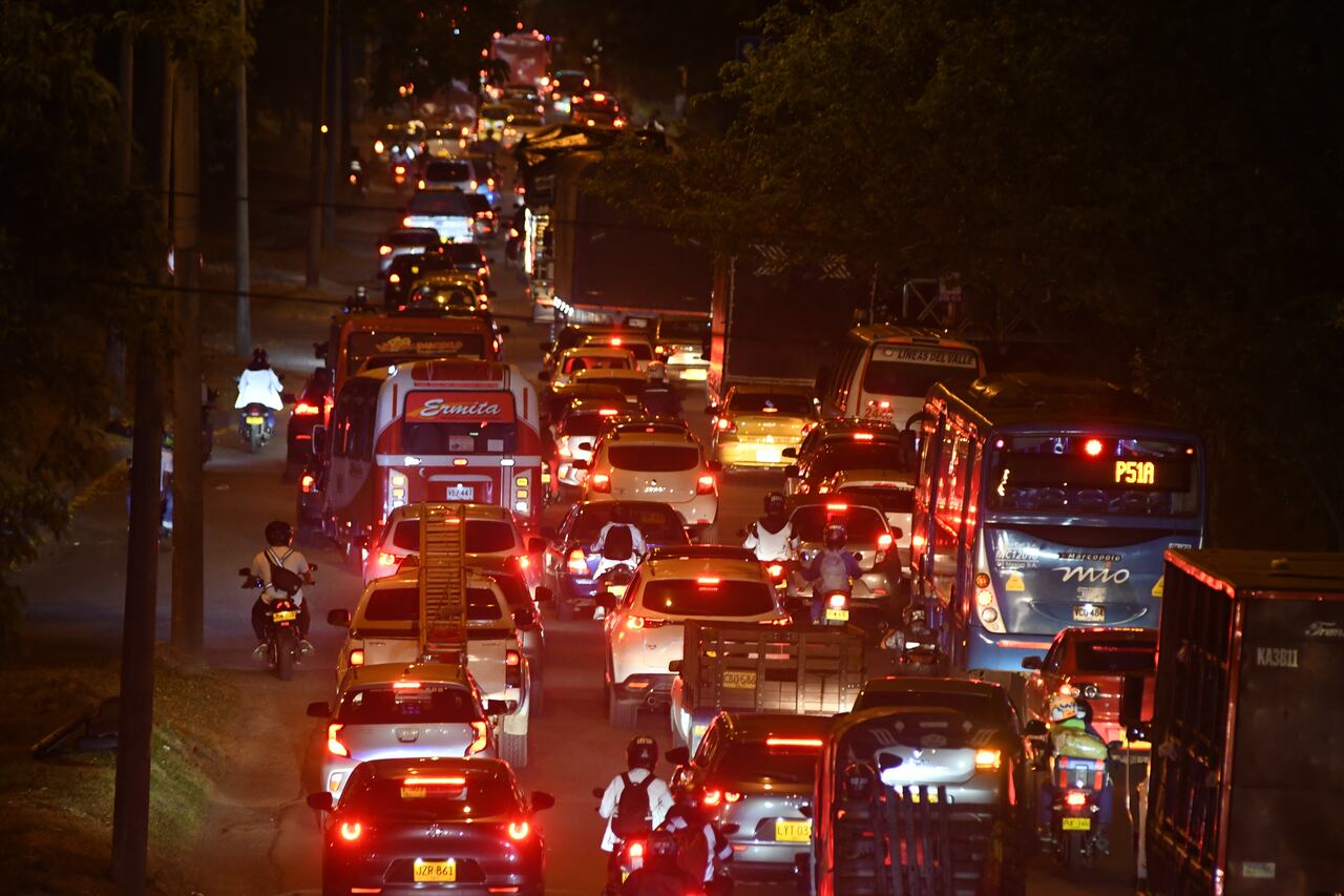 Cali: Informe autopista Simón Bolívar de noche, trancones, zonas oscuras e inseguras, mal estado de la malla vial. foto José L Guzmán. EL País