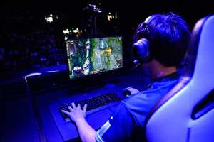 Esta es la forma indicada para jugar en los Esports, en donde las sillas son cómodas y se usan además del teclado y el mouse, unos audífonos. /Foto Christophe ARCHAMBAULT / AFP)