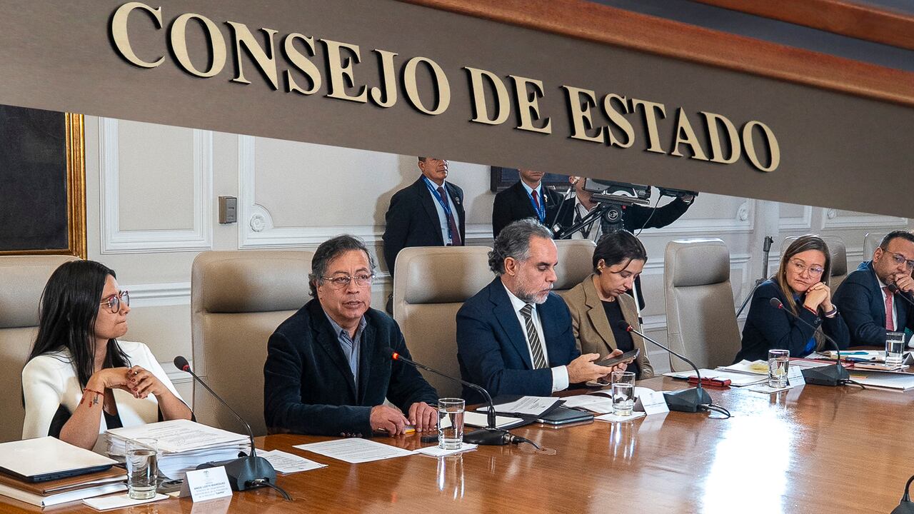 Gustavo Petro con el Consejo de Estado y consejo de ministros
