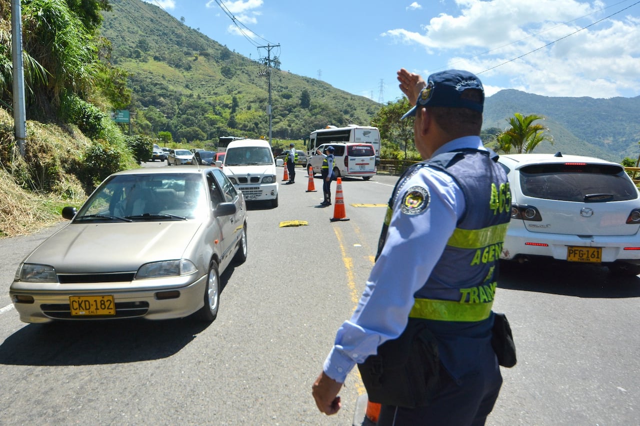 Bajo el ardiente sol del mediodía del lunes, los agentes de tránsito garantizaban la movilidad fluida en las entradas a Cali.