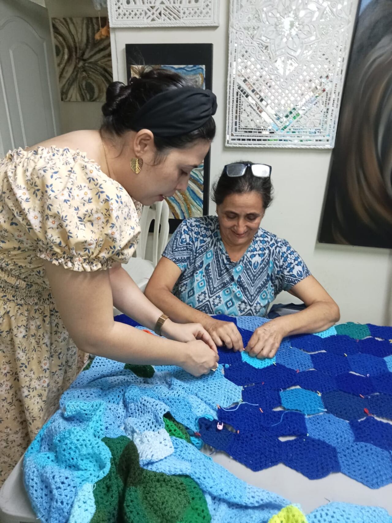 Amelia Rosa Marín, artista caleña, lanzó innovador proyecto que unió a los colombianos a través del arte del tejido crochet durante la COP16.