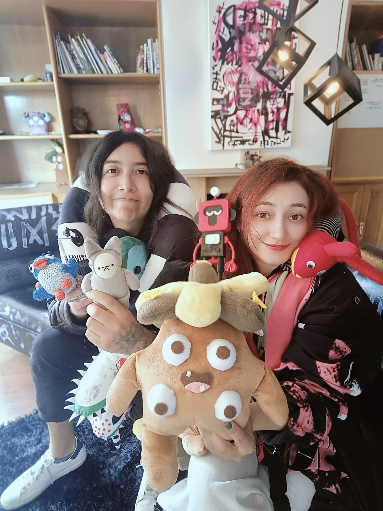 Valet Siv Manrique, productora general y cofundadora de Piragna, con Adaan Li Guampé, crearon el Frailejón. “Él nos enseña que cada cosa que usamos necesita agua, un cuaderno requiere quince litros”.