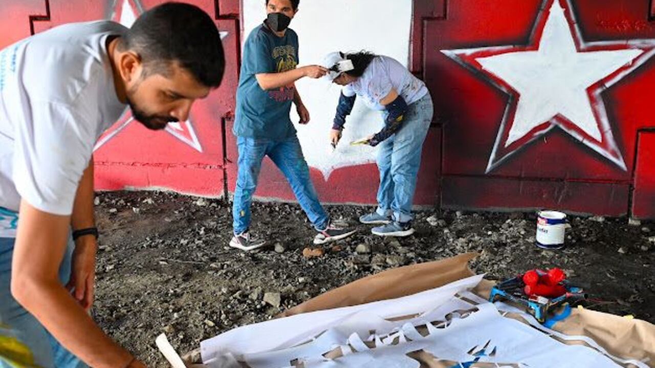 Barra del América y Alcaldía de Cali pintan nuevo mural en el puente de la Autopista Suroriental con Carrera 24, en el marco del programa ‘Cali Narrando Paz’