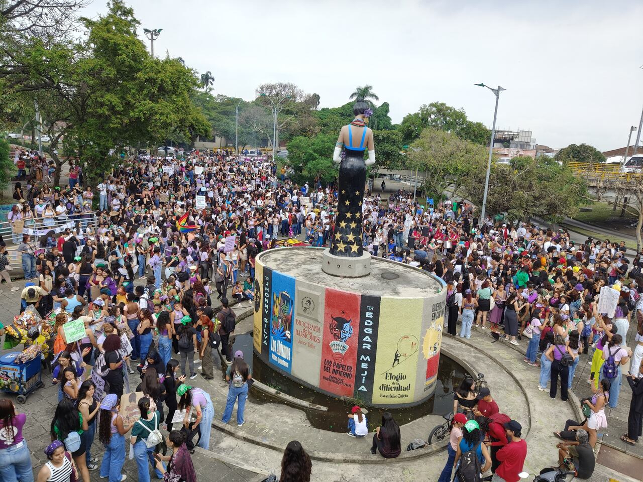 Marcha 8M en Cali - Una gran participación tiene la marcha convocada por diferentes colectivos feministas en Cali este 8 de marzo de 2025. José L. Guzmán / El País