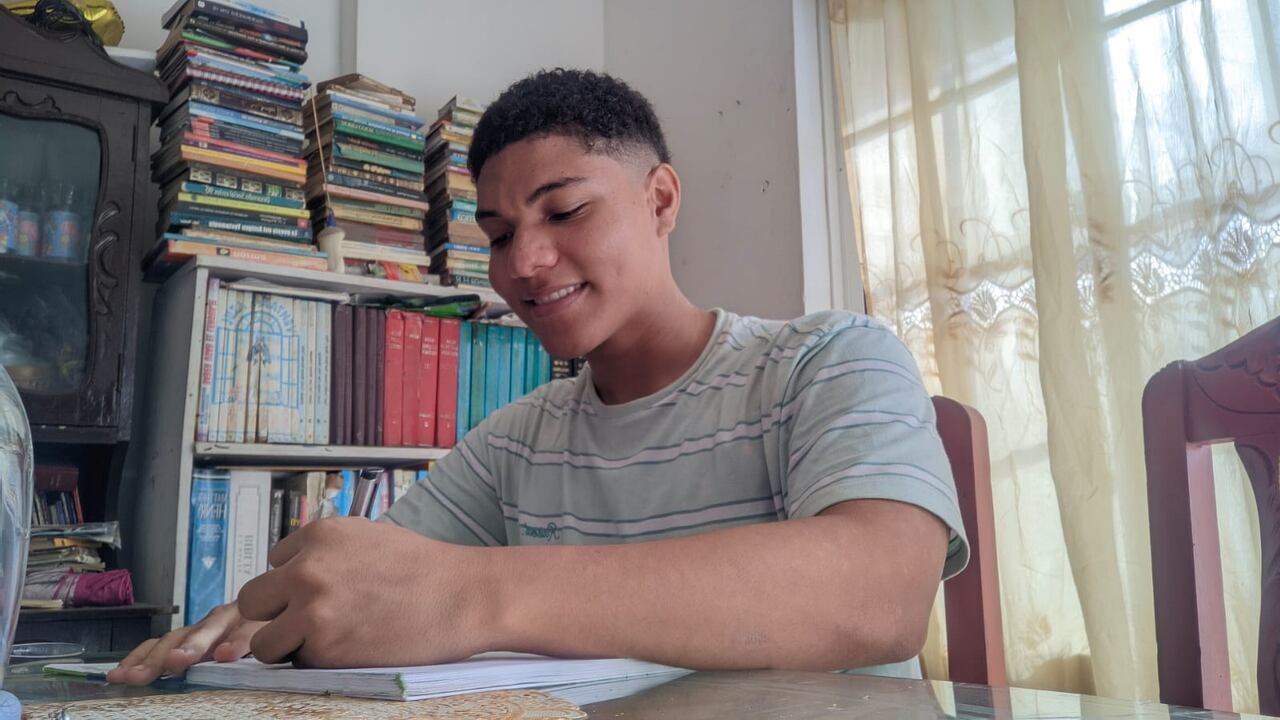 Diego Fernando Castaño, el bonaverense de 18 años que logró un puntaje perfecto en las Pruebas Saber 11 (500/500) tomó el curso Preicfes Grupo 500. Además, lideró un subgrupo en Grupo 500, al que llamaron ‘Tesos’, para seguir estudiando luego de las clases virtuales.