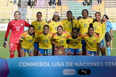 Las jugadoras de Colombia posan para una foto de equipo antes del partido de fútbol de la Liga de Naciones Femenina de la Conmebol 2025-26 entre Bolivia y Colombia en el Estadio Hernando Siles en La Paz el 28 de noviembre de 2025. (Foto de Aizar RALDES / AFP)