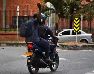 En estas fotos captadas en el Oriente de Cali, este viernes, se puede ver como infringen la prohibición de parrillero hombre y el casco obligatorio.