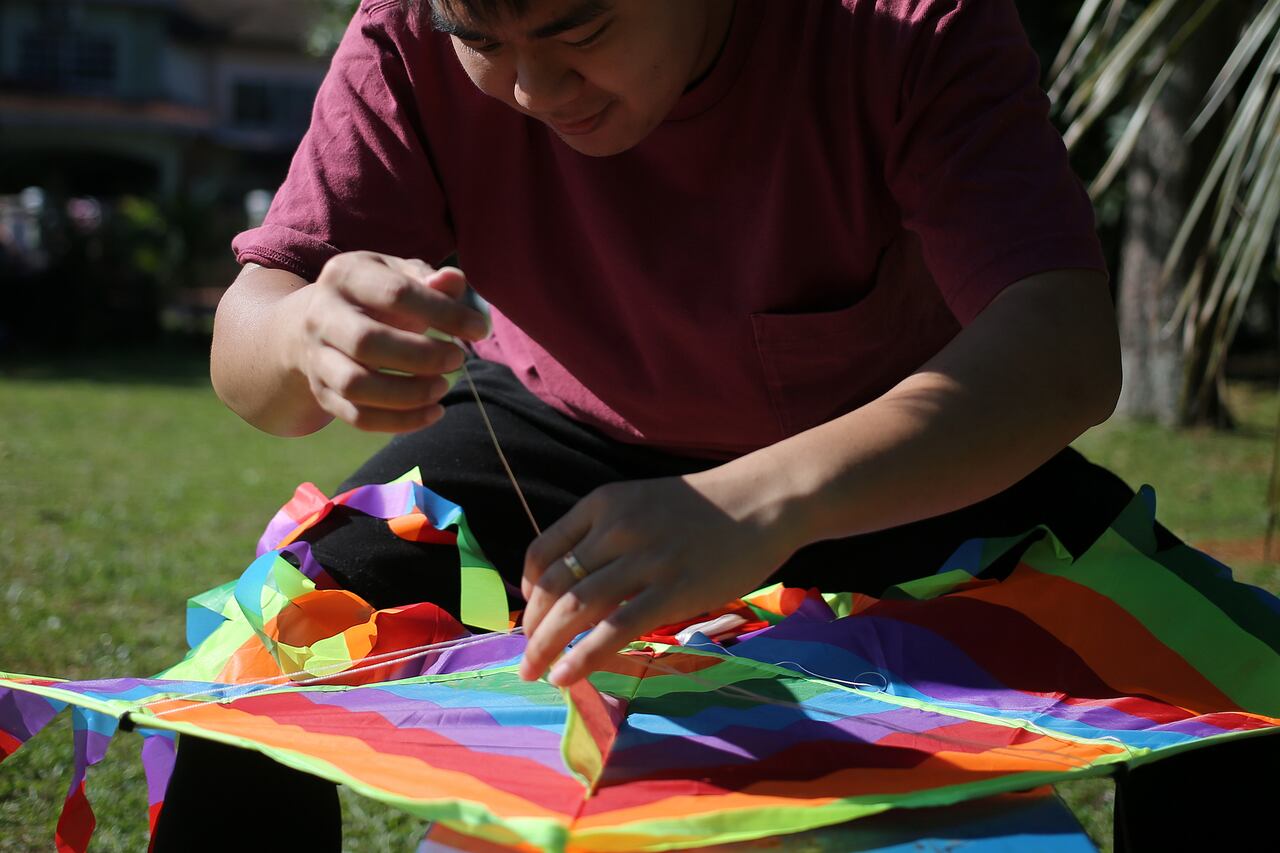 Este artículo guía paso a paso en la creación de una cometa utilizando materiales reciclados comunes en el hogar.