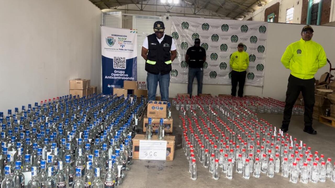 Las 1800 botellas de licor adulterado y de contrabando fueron dejadas a disposición de las autoridades competentes. Este producto puede causar graves daños a la salud de quienes lo consuman.